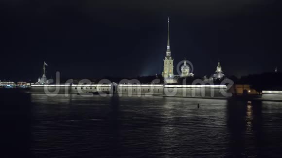彼得堡黑暗中的彼得和保罗堡垒城市景色视频的预览图