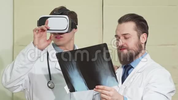 男医生戴着vr眼镜他的同事检查了一位病人的x光片视频的预览图