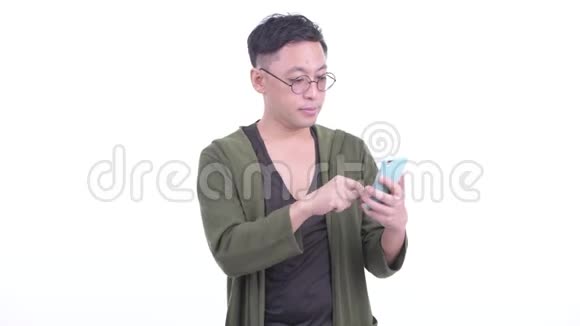 戴眼镜的快乐日本男人用电话得到好消息视频的预览图