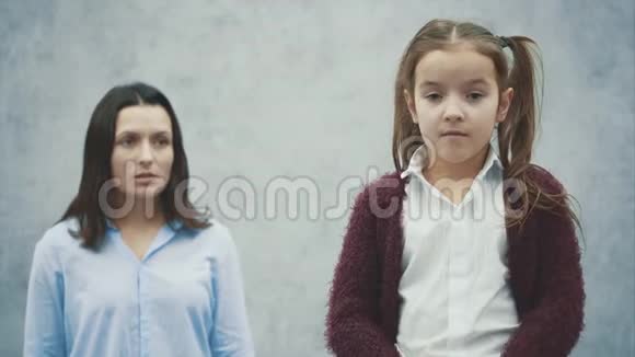 妈妈对着站在妈妈后面的女儿尖叫教养观念不是有组织的女儿视频的预览图