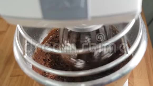 立式搅拌机的特写镜头混合有机美味面团制成糕点面包或蛋糕食品视频概念视频的预览图