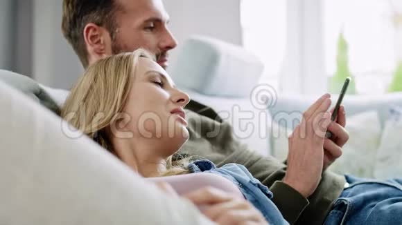 一对夫妇在客厅里用手机视频的预览图