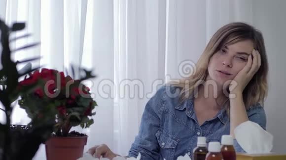 女孩患有季节性流感受感冒折磨服用药水缓解症状阿乔视频的预览图