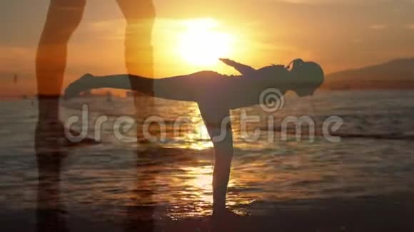 在海滩上散步做瑜伽的女人视频的预览图