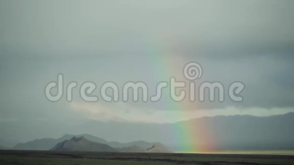 美丽的彩虹从地球的背景山脉视频的预览图