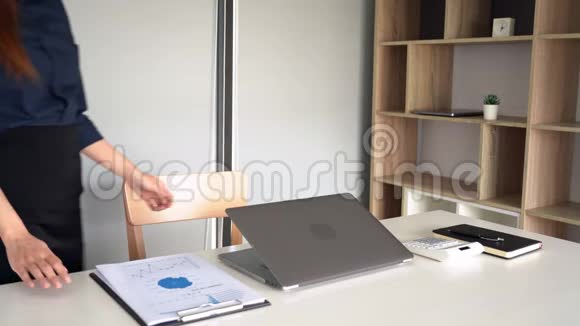 4k视频集中年轻美丽的亚洲年轻女性在办公室工作时坐在办公桌前使用笔记本电脑视频的预览图