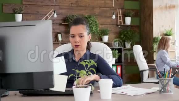在繁忙的办公室里辛勤工作的年轻女商人视频的预览图