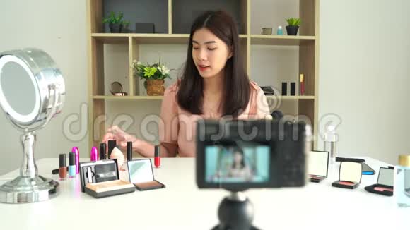 亚洲女性赠送美容产品4k视频并通过家庭互联网向社交网络直播美容产品视频的预览图