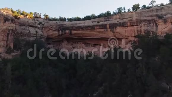 空中拍摄的悬崖宫殿古老的美国本土住宅切割的岩石梅萨维德国家公园科罗拉多州视频的预览图
