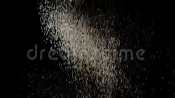 黑色背景下的白色面粉颗粒视频的预览图
