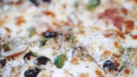 餐厅提供新鲜出炉的超级披萨大特写视频的预览图