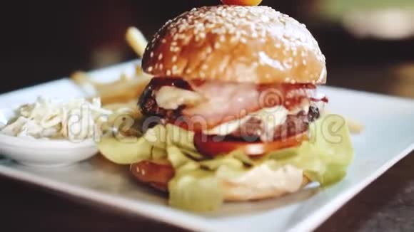 汉堡白色盘子里有炸薯条和可乐视频的预览图