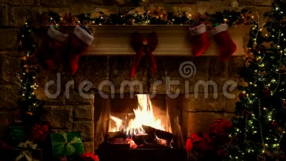 房间的圣诞装饰中心有雄伟的壁炉和奇妙的圣诞树视频的预览图