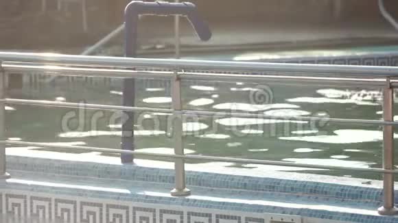 晴天有热水的游泳池视频的预览图