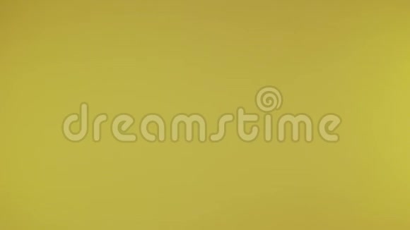 女手牵着玩着爱着两颗小纸心在孤立的黄色背景上4k视频的预览图