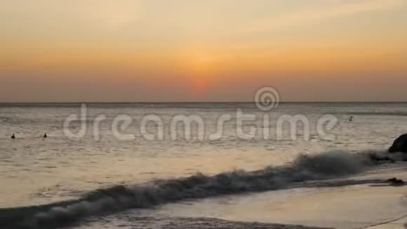 大西洋上美丽的日落景色令人惊叹翻滚的波浪游泳的鸟在橙色的地平线背景视频的预览图