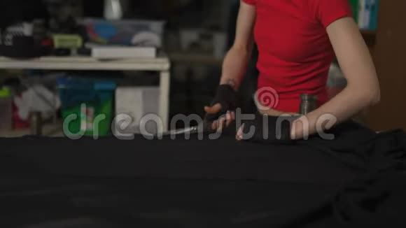 数码朋克时装设计师在她的工作室裁剪模式白种人白色妇女穿红色T恤和黑色视频的预览图