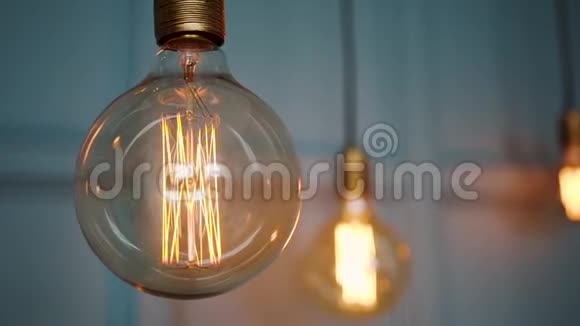 老式的旧灯泡发出黄色的光翻新电动玻璃灯照明视频的预览图