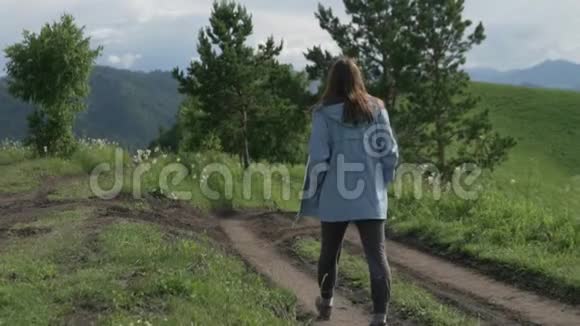 年轻的女游客在田野里散步视频的预览图