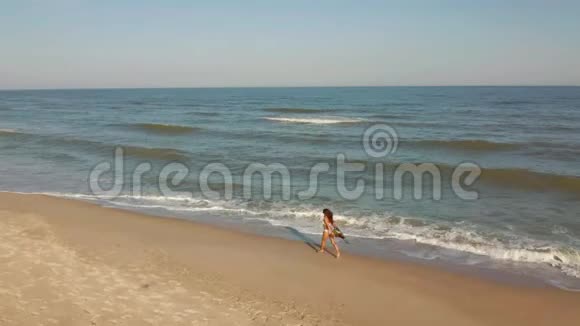 苗条运动的女人一大早就独自在海岸上跑步慢动作视频的预览图
