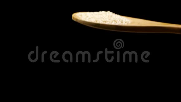 未煮熟的白米饭用木勺视频的预览图