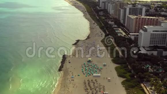 迈阿密海滨公寓海浪拍打海岸视频的预览图