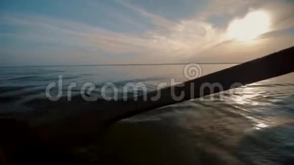 旧木桨拉湖水做溅水在湖边划船视频的预览图