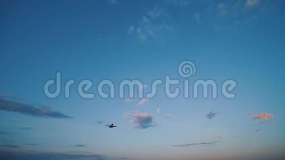 商用客机在蓝天白云下降落视频的预览图