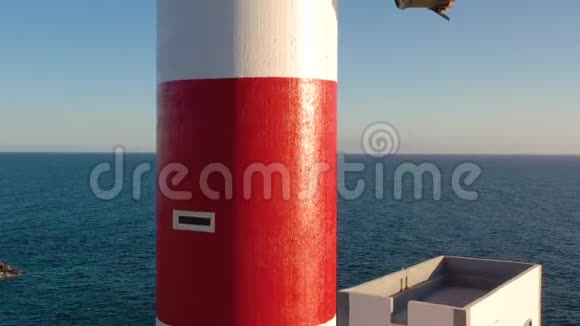 从灯塔特写的高度看背景上的海洋灯塔法罗德拉斯卡特内里费加那利视频的预览图