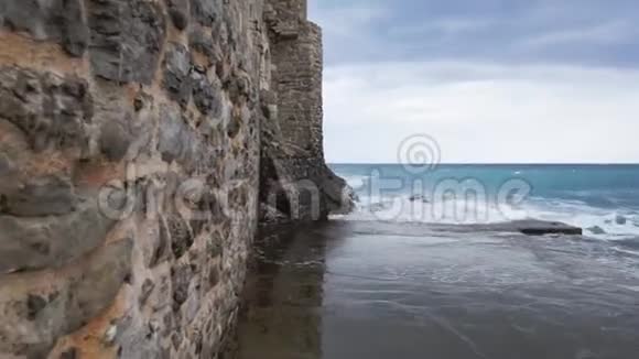 箭射石墙海浪拍打岩石视频的预览图