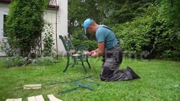 木工用电动磨床工具打磨复古家具凳架视频的预览图