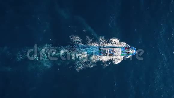 在大西洋航行的渔船的俯视图视频的预览图