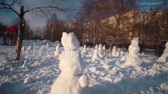 在晴朗的晴天公园里有很多雪人视频的预览图