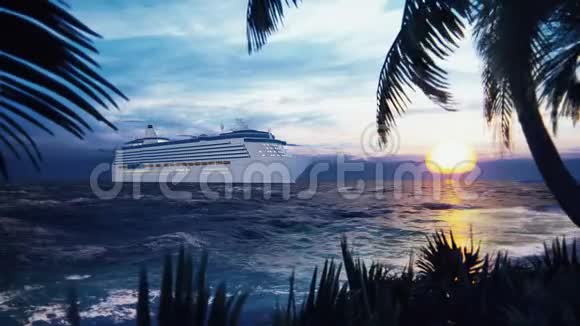 一艘豪华游轮停靠在一个岛屿附近日落时有棕榈树和热带植物美丽的夏天视频的预览图