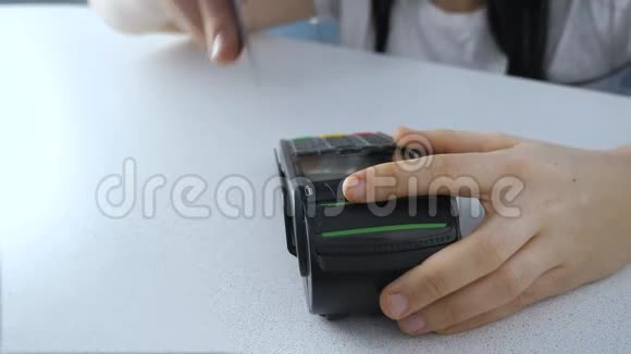 用信用卡支付购买和销售商品的生活方式和服务店里的信用卡女孩付钱视频的预览图