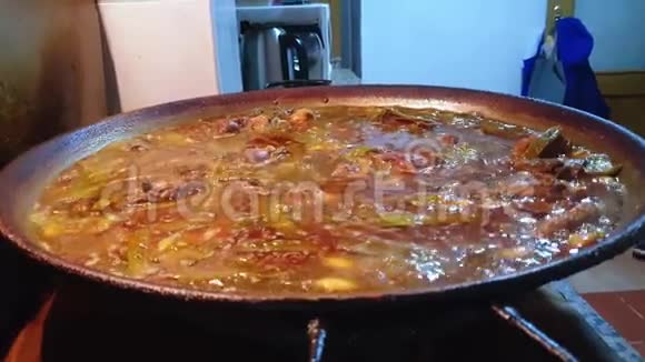 传统的瓦伦西亚西班牙海鲜饭视频的预览图