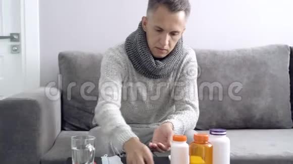 保健流感卫生和人的概念在家吃药的病人视频的预览图