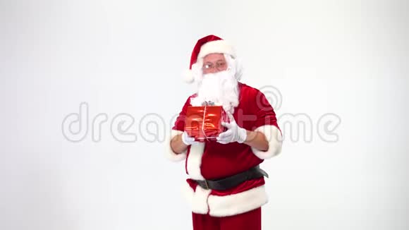 圣诞节圣诞老人在白色的背景上用红色的盒子带着蝴蝶结贪婪不给隐藏我的魅力视频的预览图
