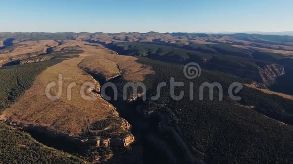 空中全景与山景普埃布洛太阳寺遗址在悬崖边缘的前景视频的预览图