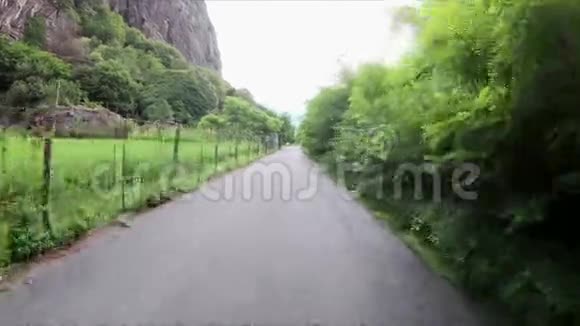 巴德村旁边的乡村公路视频的预览图
