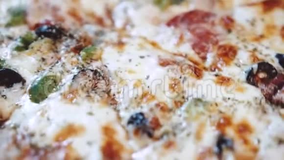 餐厅提供新鲜出炉的超级披萨大特写视频的预览图