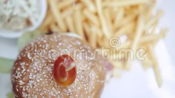 炸薯条凉拌卷心菜汉堡俯视图视频的预览图