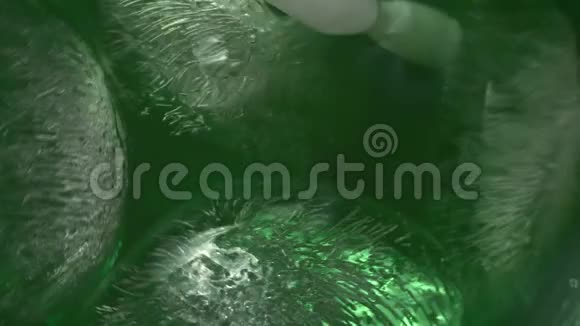 在汽水中用冰熊进行宏射视频的预览图