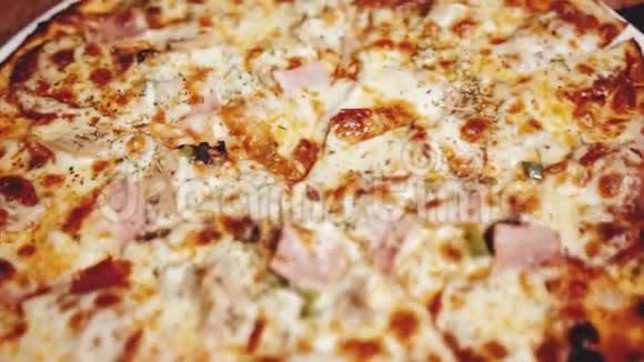 餐厅提供最新出炉的超级披萨视频的预览图