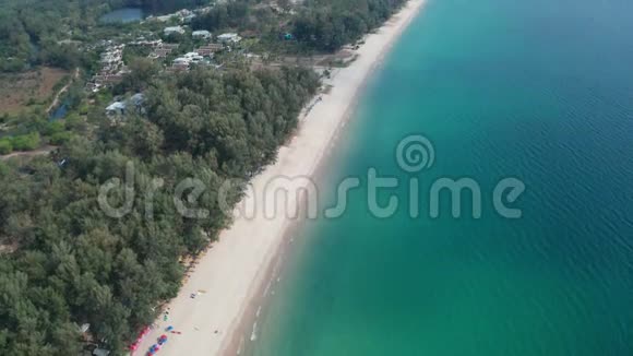 空中无人驾驶飞机俯瞰普吉岛热带Layan海滩地区视频的预览图