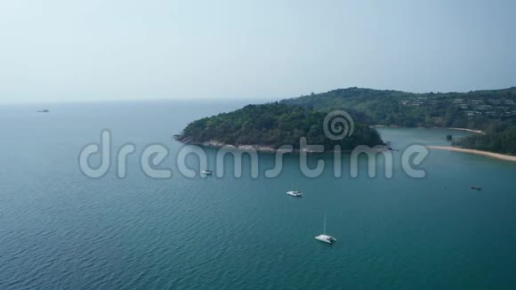 普吉岛热带Layan海滩附近的小岛空中无人机景观视频的预览图