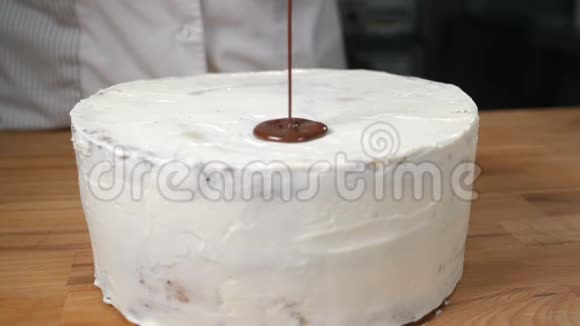 巧克力甜点用热巧克力倒入白釉上的烤饼慢慢地用融化的巧克力装饰视频的预览图