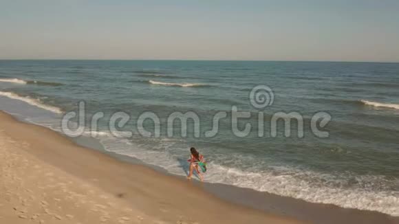苗条运动的女人一大早就独自在海岸上跑步慢动作视频的预览图