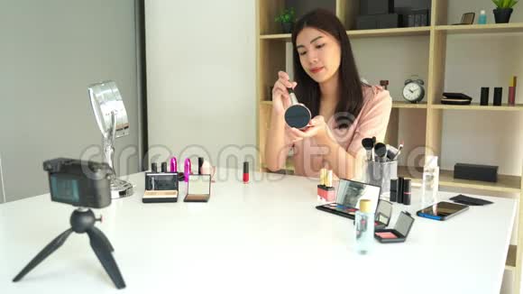 亚洲女性赠送美容产品4k视频并通过家庭互联网向社交网络直播美容产品视频的预览图