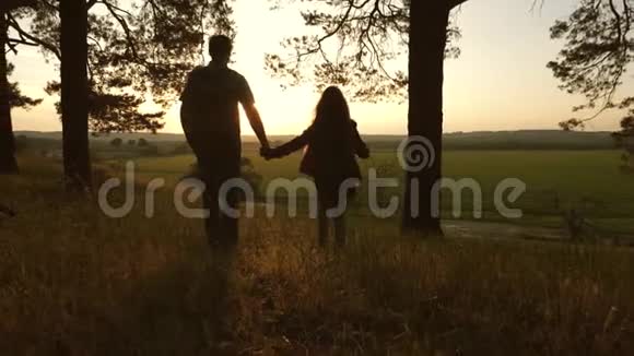 爸爸和女儿旅行穿过树林欣赏日落时的风景度假游客的幸福家庭视频的预览图